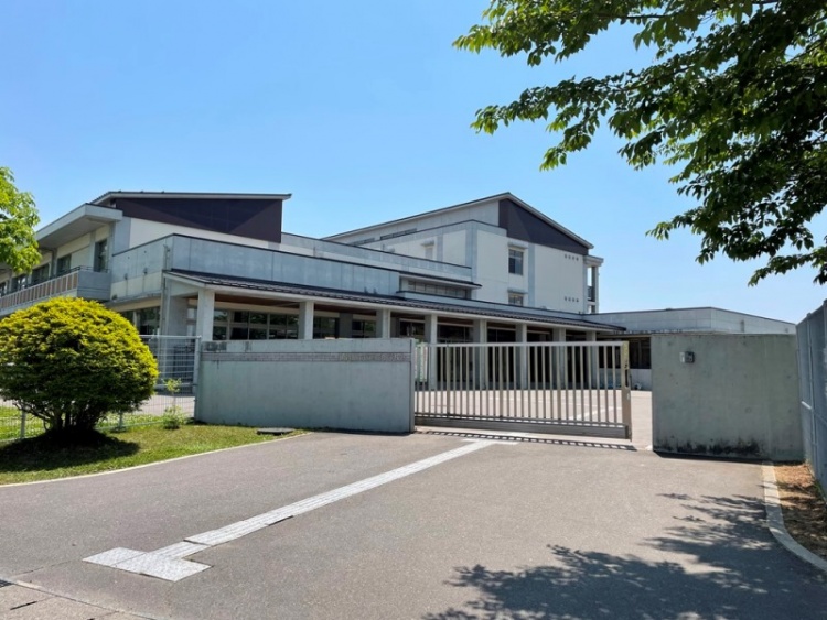 須賀川市立第三小学校の校舎の外観。周囲には緑が見えます。