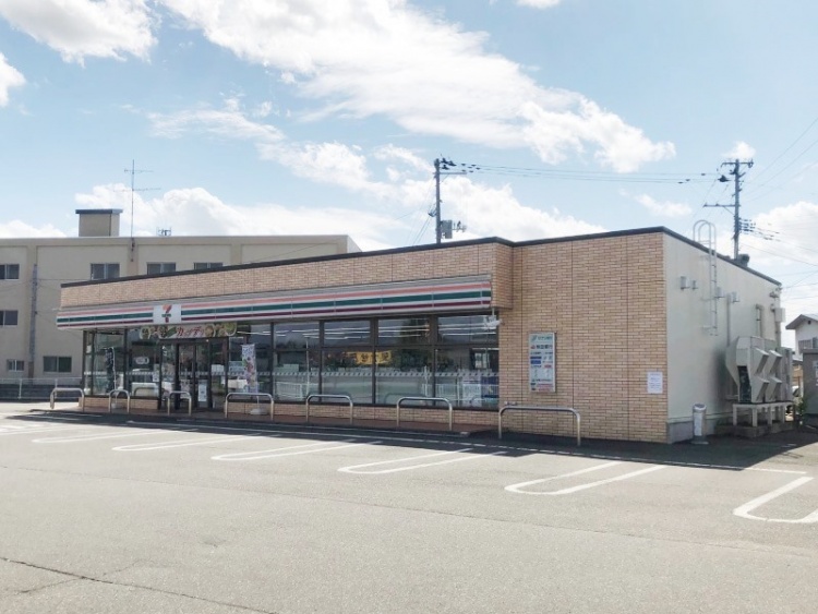 セブンイレブン大仙福田町店の外観。駐車場もあります。