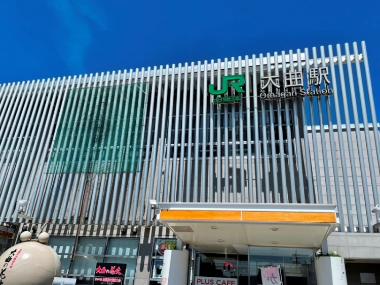 JR大曲駅の外観。正面左下には大きな花火玉のモニュメントが設置されています。