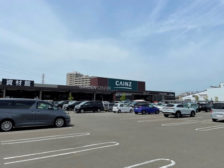 広い駐車場を持つホームセンターのカインズ仙台泉店の外観。駐車場にはたくさんの車が停められています。