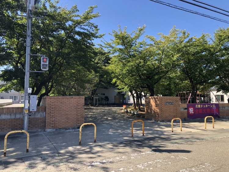 花館小学校校門前の外観。看板や標識も見えます。