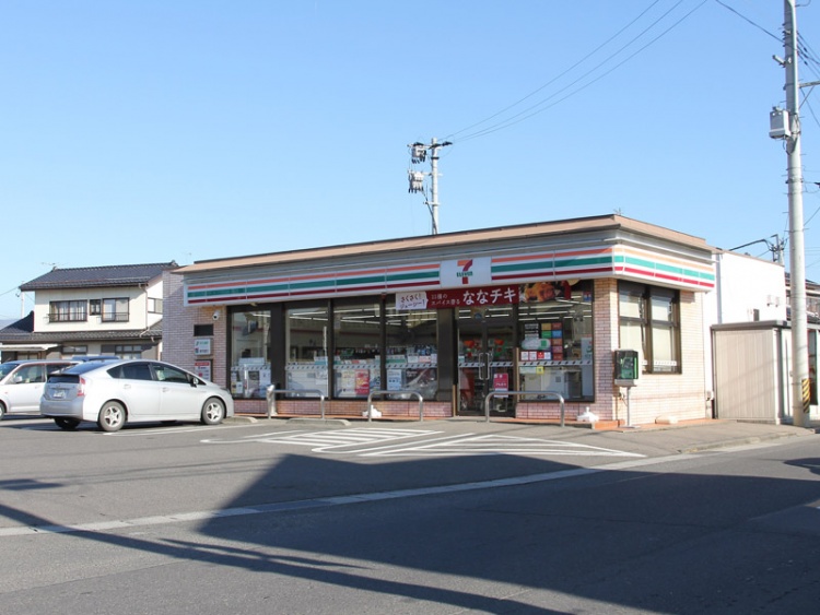 セブンイレブン保原北店の外観。駐車場に車が停まっています。