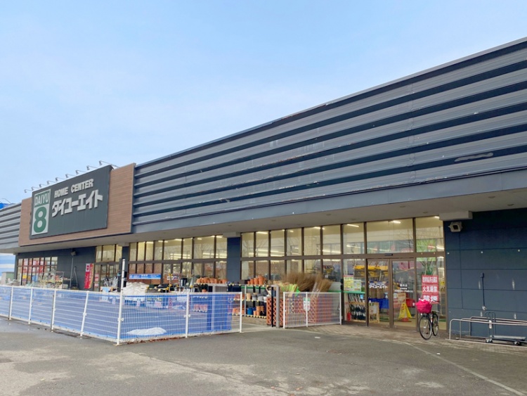 ダイユーエイト酒田店の外観。ガラス窓の前に商品が陳列されています。