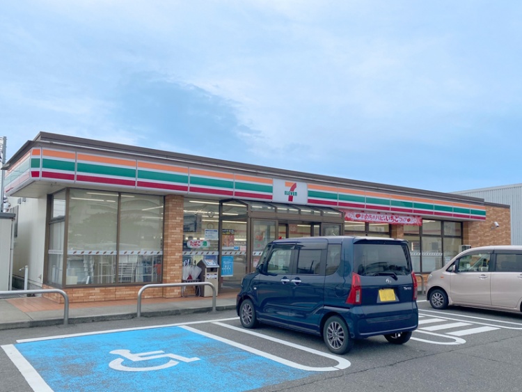 セブンイレブン酒田日本海病院前店の外観。駐車場には車椅子マークも書かれています。