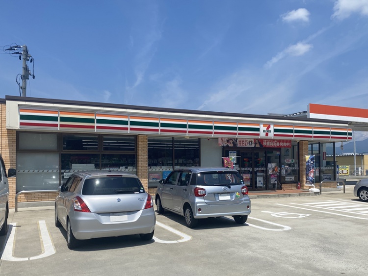 セブンイレブン山形落合店の外観。駐車場には数台の車が停められています。