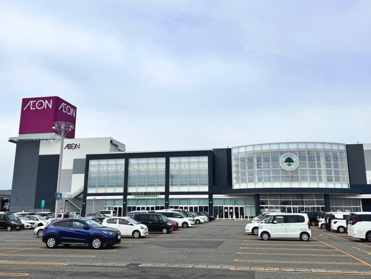 イオンモール三川の外観。駐車場にはたくさんの車が停められています。