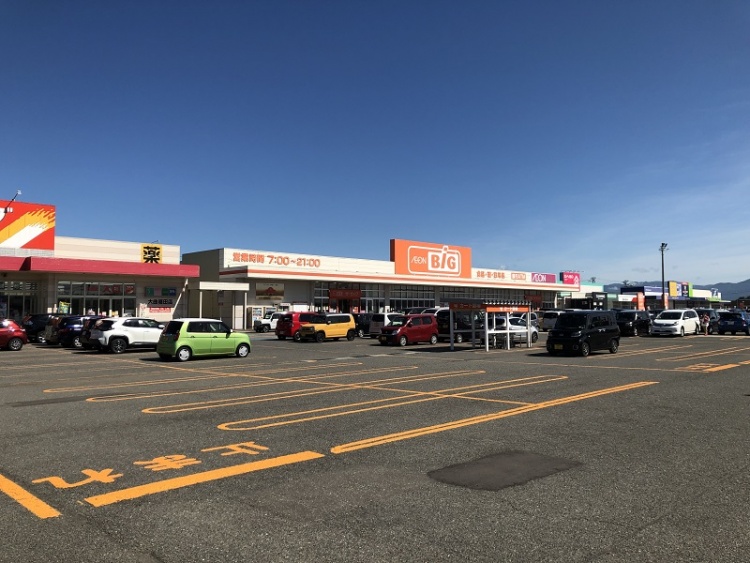 広い駐車場を持つイオンタウン大曲福田。イオンビッグなどの建物が見えています。