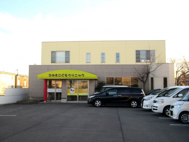 えのきこどもクリニックの外観。クリニックの前に数台の車が駐車されています。