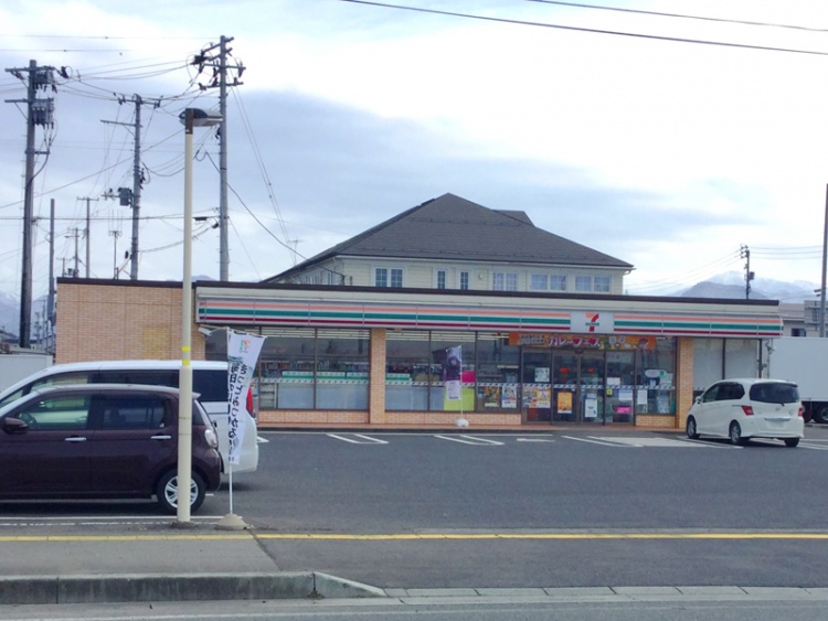 セブンイレブンの店の東根若木店の外観。背景に電柱や建物も見えます。