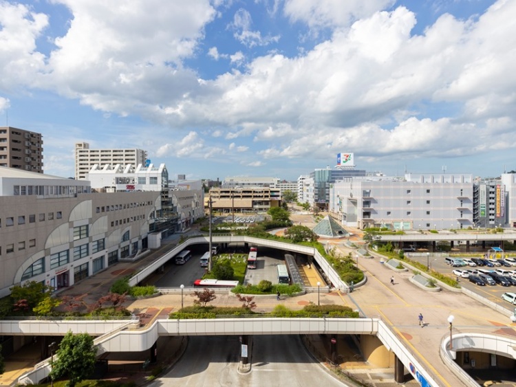 泉中央駅周辺の街並み。地下鉄の出入口、バス停、市街地が見えます。