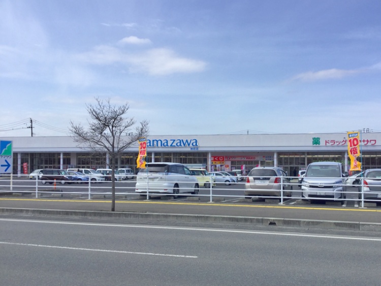 ヤマザワ神町店の外観。大きな駐車場が見えます。