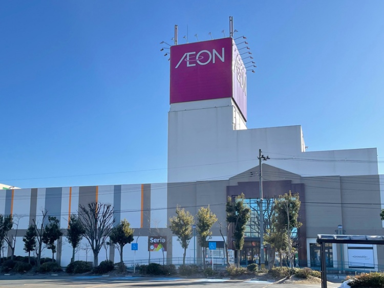 イオン山形北店の外観。Seriaの看板も見えるショッピングセンターです。