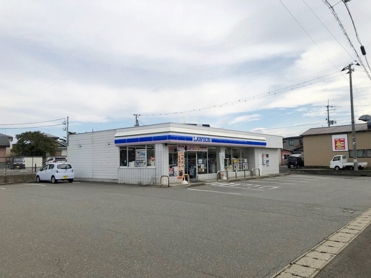 ローソン天王長沼店の外観、駐車場には車が1台停まっていて、周囲には電柱と住宅が見えます。