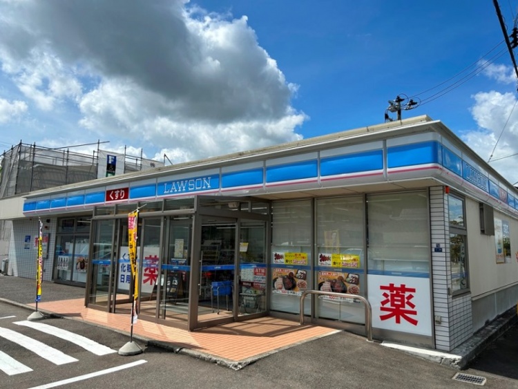 ローソンの会津飯盛三丁目店の外観。店舗上部には化粧品、日用品、薬の表示が書いてあります。