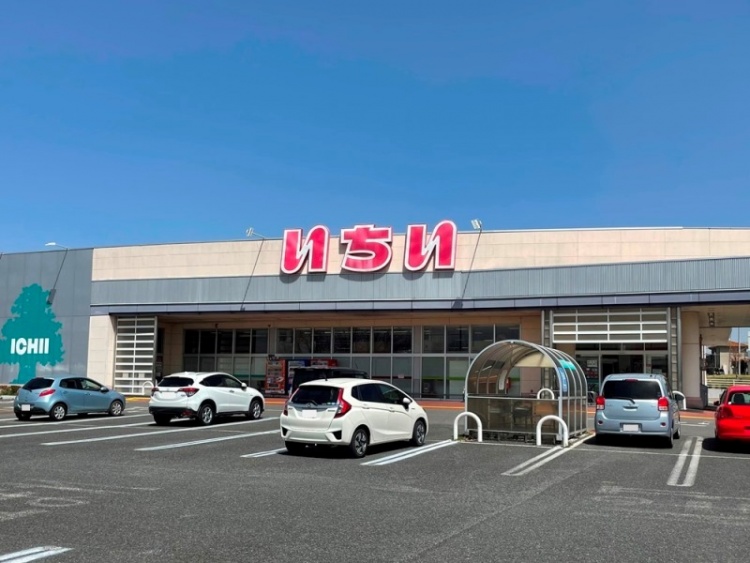 赤い文字が特徴的なスーパーいちい須賀川東店の外観。駐車場には車が数台停まっています。