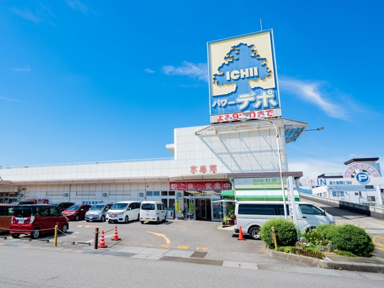 スーパーパワーデポ八木田食品館の外観。駐車場には数台の車が停まっています。