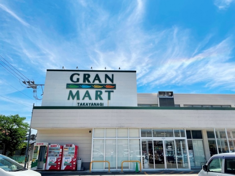 グランマート白金店の外観。入口横には自動販売機が並んでいます。