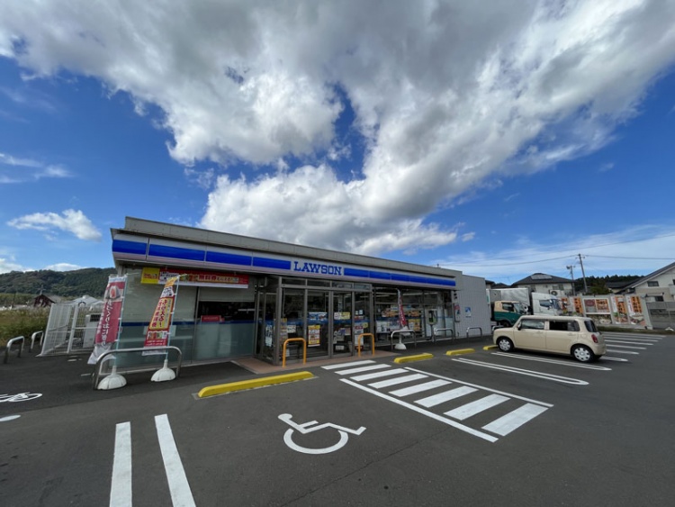 ローソン名取愛島台店の外観。駐車場には数台の車が停められています。