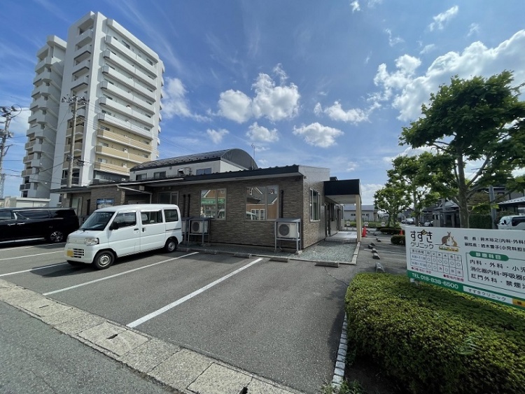 すずきクリニックの外観。手前には駐車場があります。