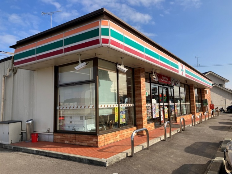 セブンイレブン相馬黒木店の外観。駐車場もあります。