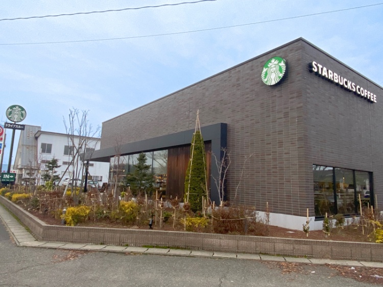 スターバックスコーヒー酒田みずほ店の外観。駐車場やドライブスルーの看板も見えます。