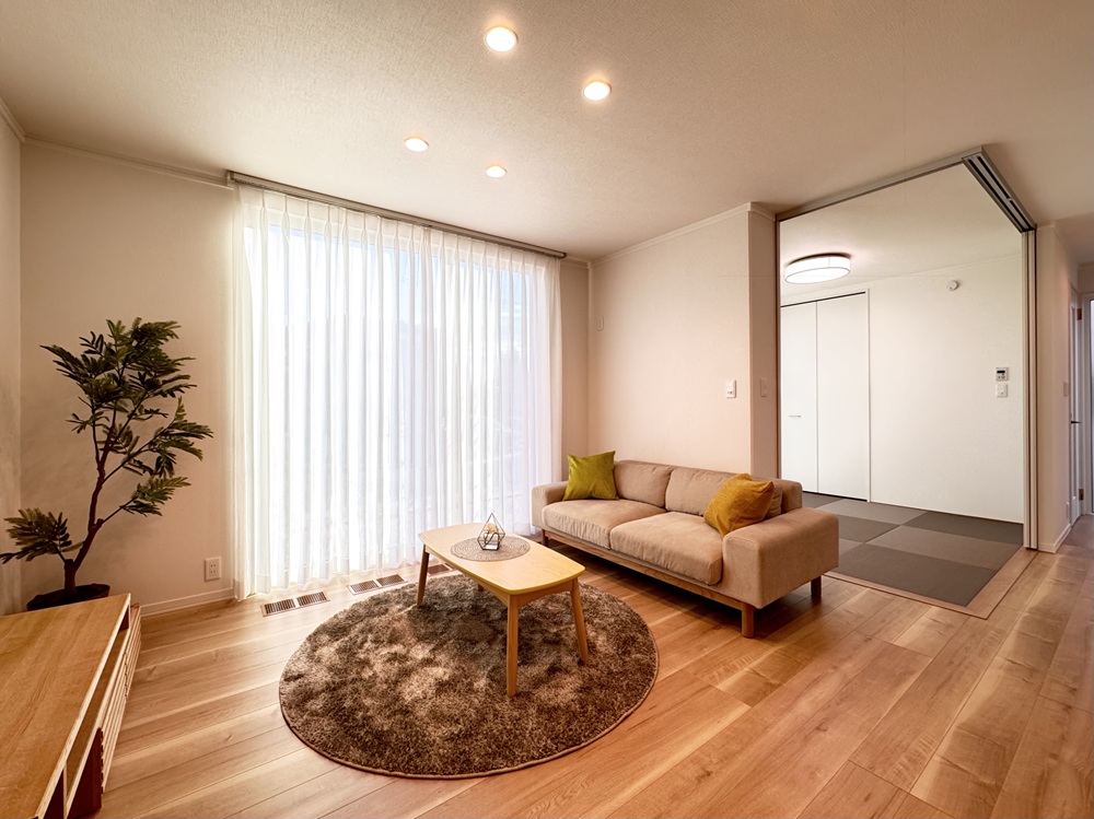 自然光が差し込むリビングの横に、モダンな畳コーナーが隣接した開放的な空間です。