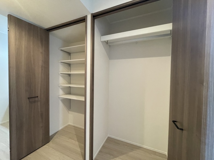 左右に分かれたクローゼットの内部です。一方は可動棚、もう一方はハンガーパイプ付きで、衣類や小物を用途別に整理しやすい収納空間です。