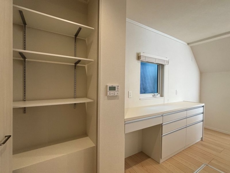 壁に設置された机と、窓、ライト、吊り下げ用のバーが設置された家事室です。