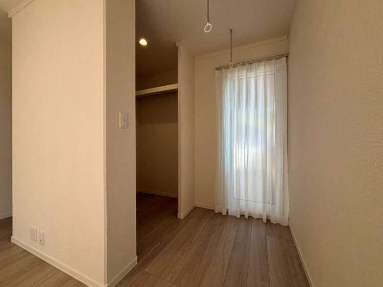 主寝室の一角。ウォークインクローゼットと、物干し用の金具が天井に設置されています。