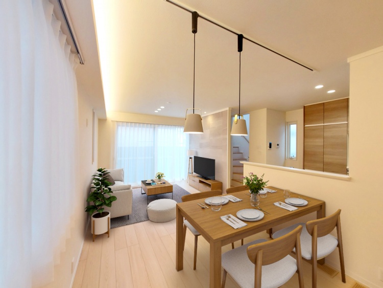 木目調を基調としたリビングダイニング。ソファとテレビボード、観葉植物が配置されています。中央奥には階段が見えます。