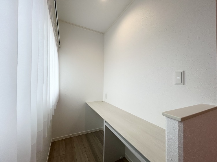 窓から差し込むやわらかな光が白い壁に広がり、静かな空気に包まれたカウンター付きの小さなスペースです。