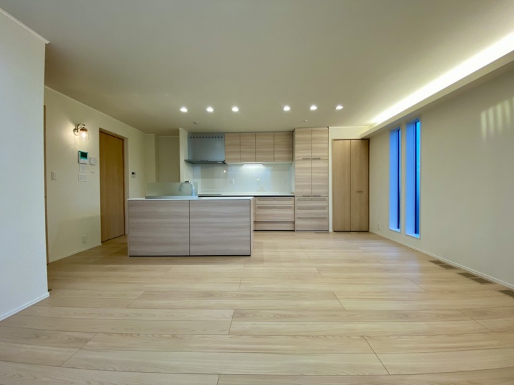 間接照明が空間を彩る、木目調で統一されたモダンなLDKです。