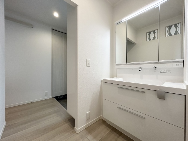 広めのカウンターと収納が備わった洗面所で、身支度や洗顔がしやすく、毎日の暮らしに寄り添ったつくりになっています。