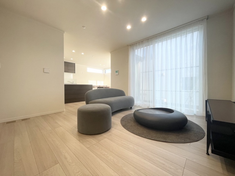 ソファとローテーブルを配置した、明るく開放感のあるリビング空間です。