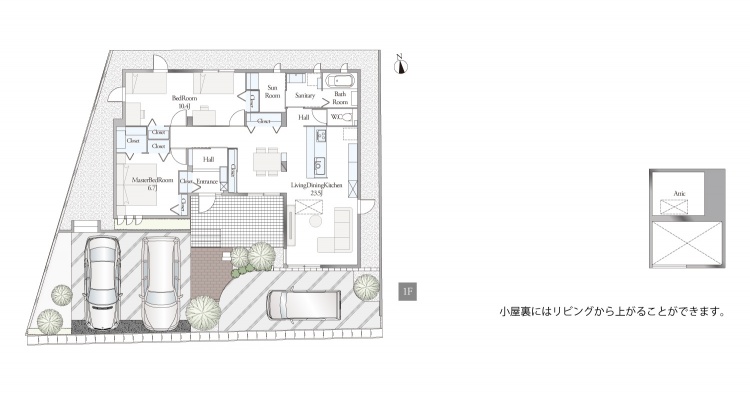 間取り図。リビングダイニングキッチン、2つの寝室、浴室、トイレ、サンルームなどが配置されています。駐車スペースには3台の車が停められます。