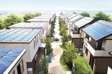 スライダーイメージ画像。太陽光パネルが屋根に設置された一軒家が並び、間に緑の植栽と小道が続く静かな住宅街の風景です。環境に配慮された美しい街並みが広がっています。