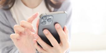 セキスイハイム東北メールマガジン申込みページへのリンク画像です。女性がスマートフォンを手に持ち、画面を操作している様子。