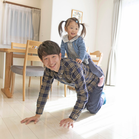 can be variableイメージ画像。父親が四つん這いになり、その背中に幼い娘が乗って楽しそうに遊んでいる光景。明るいリビングで、父娘が笑顔を見せています。