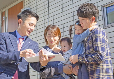 after followイメージ画像。家の前で家族が担当営業と話をしています。担当営業が書類を指し示し、家族は興味深く話を聞いています