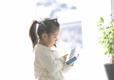 Relax timesイメージ画像。小さな女の子が真剣な表情でおもちゃのピアノを弾いている。窓から差し込む明るい光に包まれ、女の子の横には観葉植物が置かれています。音楽を楽しんでいる様子が伝わる可愛らしい一です。