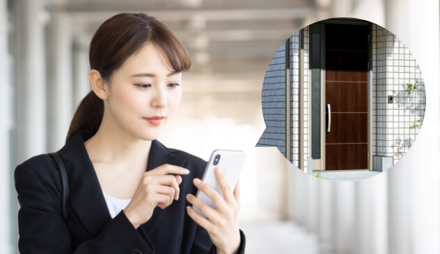 スマホから確認のイメージ画像。女性がスマートフォンを操作しており、画面に自宅の玄関ドアが表示されています。リモートで自宅のドアを管理している様子が描かれています。