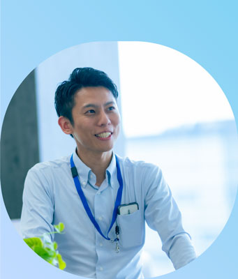 男性社員のイメージ画像。インタビュー記事へのリンク画像です。
