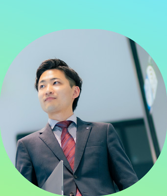 男性社員のイメージ画像。インタビュー記事へのリンク画像です。