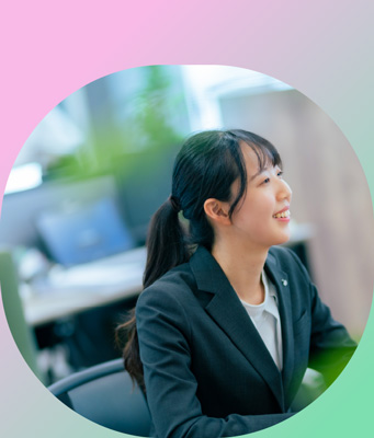 女性社員のイメージ画像。インタビュー記事へのリンク画像です。