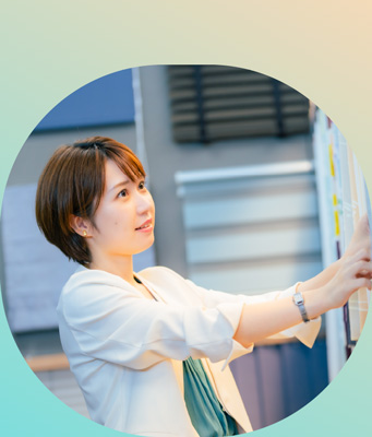 女性社員のイメージ画像。インタビュー記事へのリンク画像です